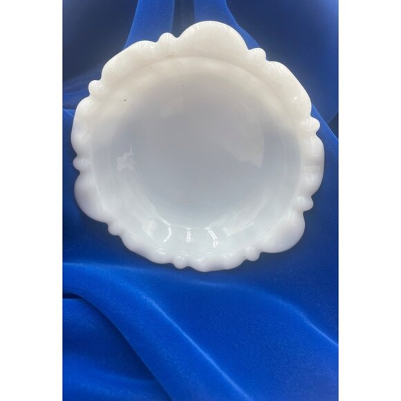 Milk Glass Ashtray Dish Trinket Holder 5.25" wide - Picture 2 of 6